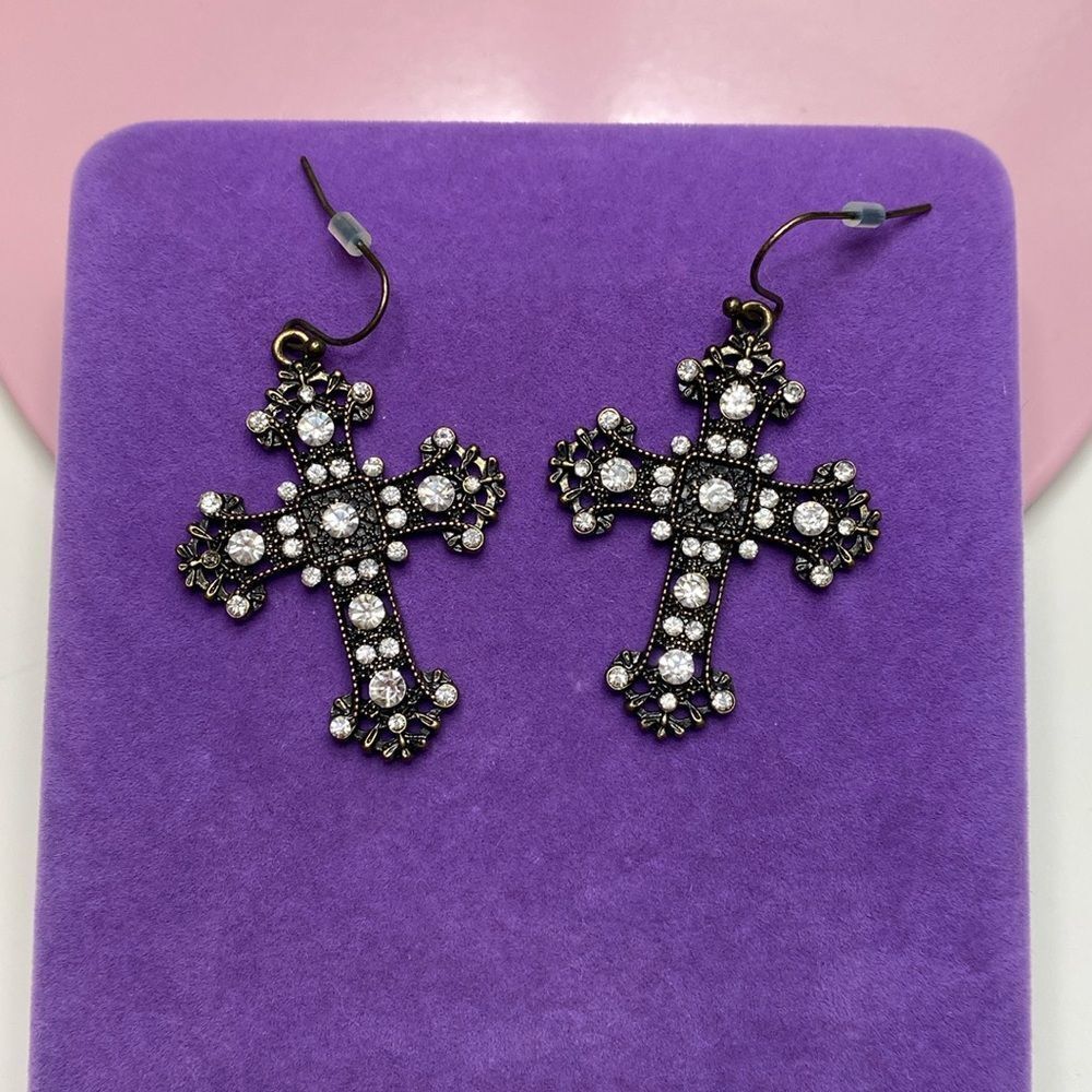 💛 Classic Gothic Crystal Black Cross Earrings